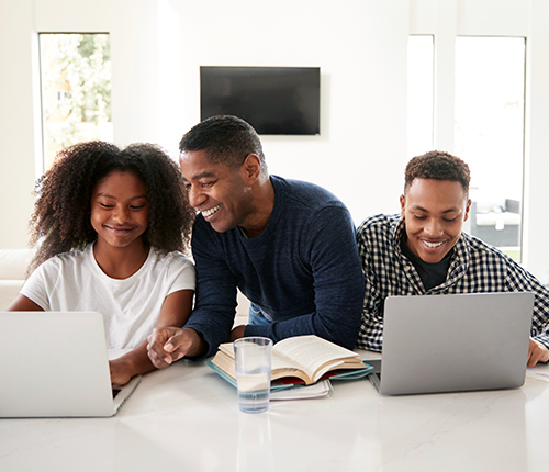 parent with online school students